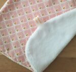 Citrouille et Mirabelle, créations artisanales pour bébés et enfants - Bavoir éponge bébé fille fond rose