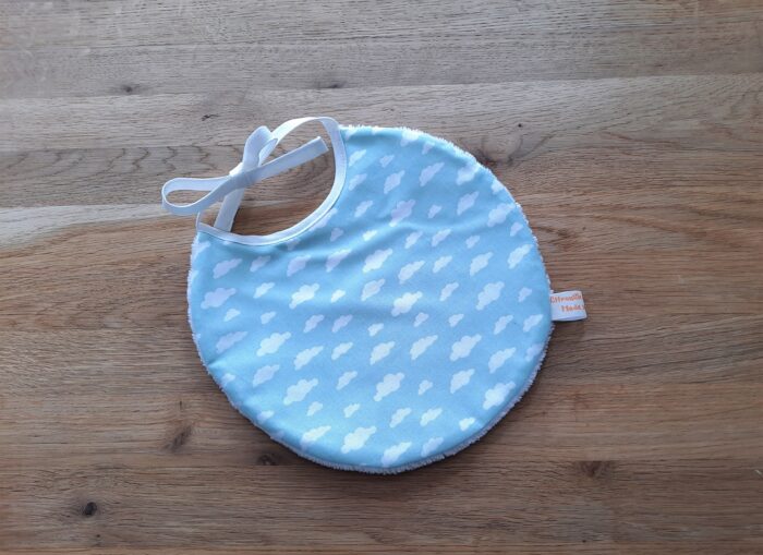 Citrouille et Mirabelle, créations artisanales pour bébés et enfants - Bavoir éponge nuage fond bleu