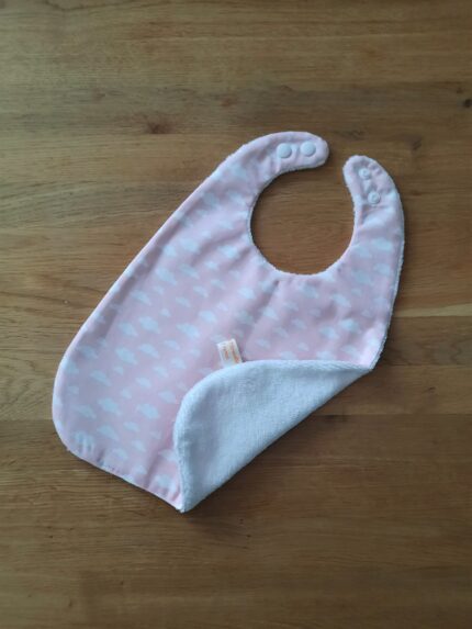Citrouille et Mirabelle, créations artisanales pour bébés et enfants - Bavoir éponge bébé nuage ciel rose